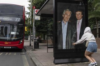 Des militants ont placardé une affiche représentant le président Donald Trump et Jeffrey Epstein près de l'ambassade américaine à Londres en juillet dernier. KEYSTONE/AP/THOMAS KRYCH